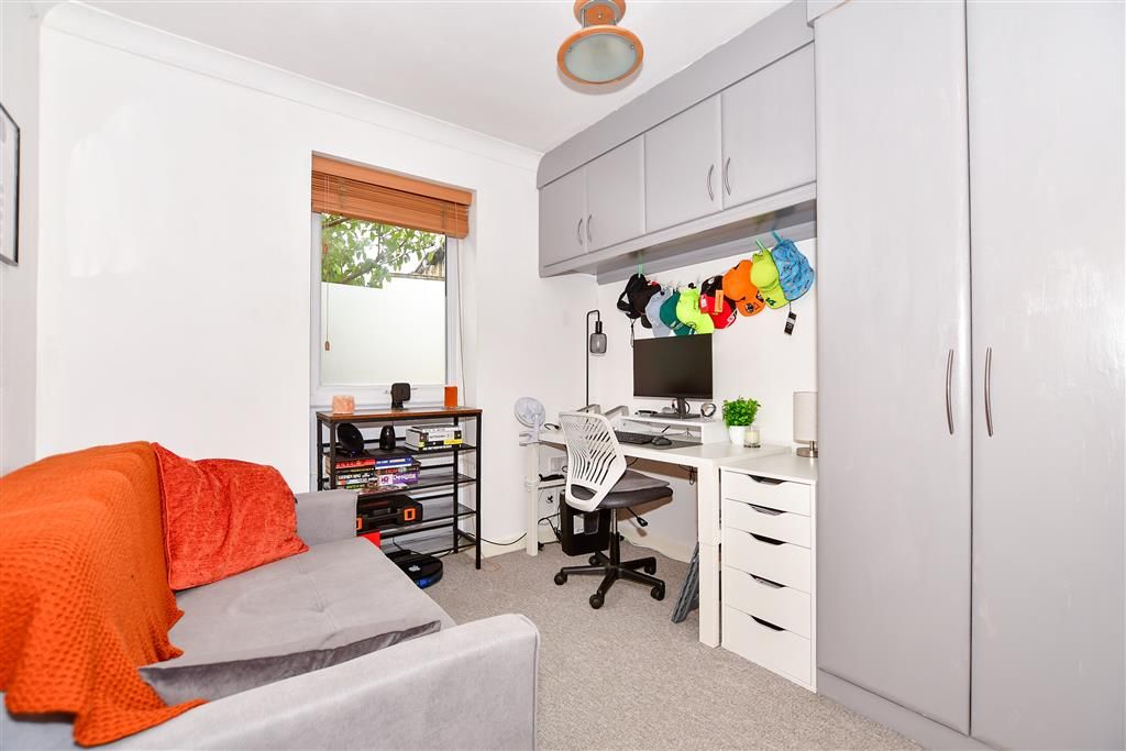 2 bed flat for sale in The Chenies, Maidstone, Kent ME15, £200,000
