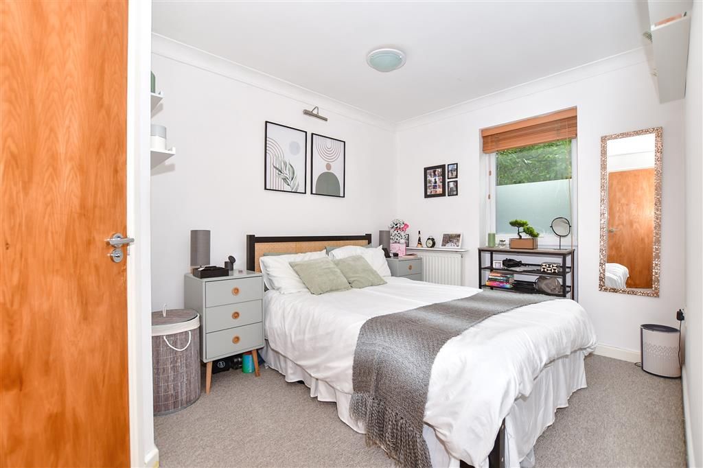 2 bed flat for sale in The Chenies, Maidstone, Kent ME15, £200,000