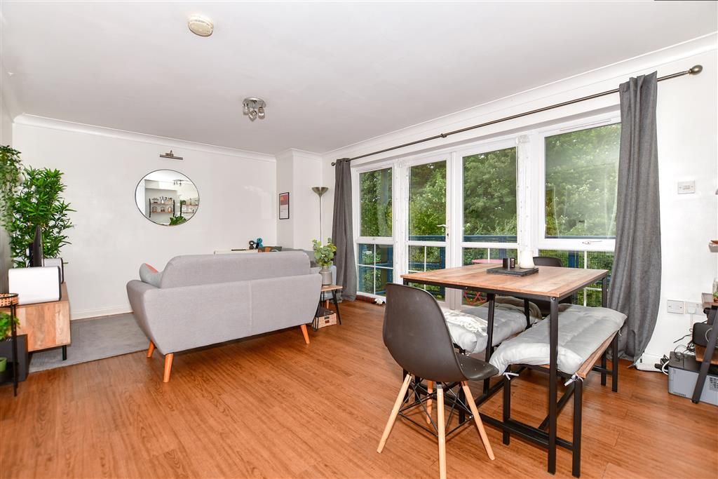 2 bed flat for sale in The Chenies, Maidstone, Kent ME15, £200,000