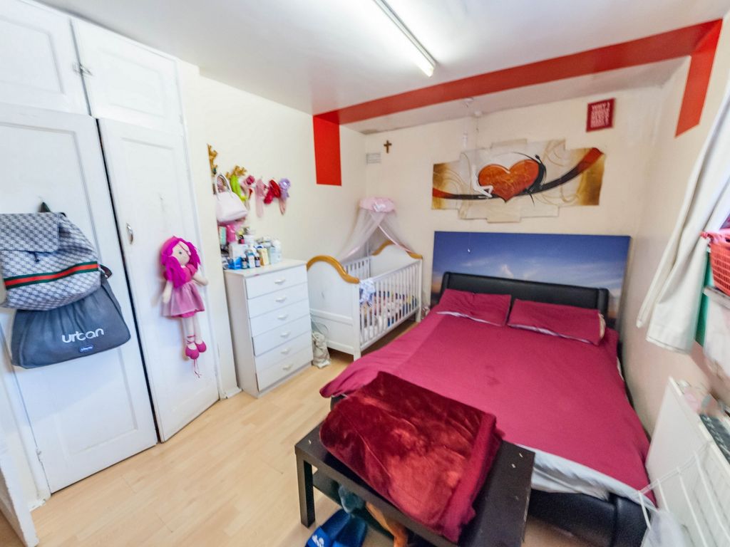 2 bed flat for sale in Langdon Crescent, East Ham E6, £295,000