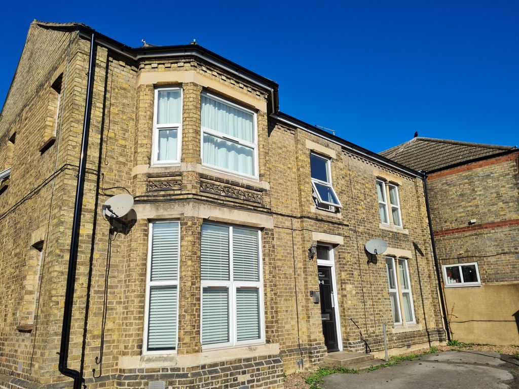 2 bed flat for sale in Queen Street, Whittlesey PE7, £295,000