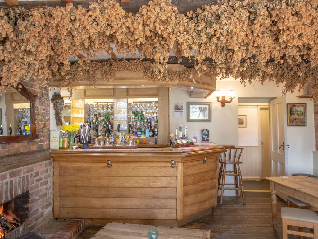 Pub/bar for sale in Mamble, Kidderminster DY14, £495,000