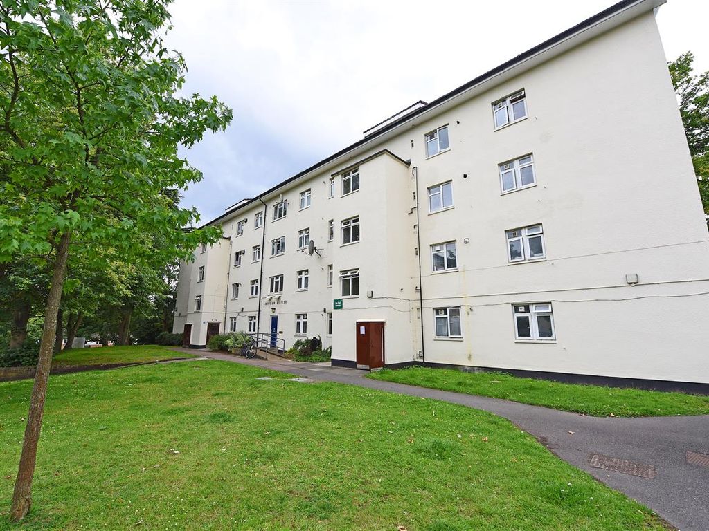 2 bed flat for sale in Kingsnympton Park, Kingston Upon Thames KT2, £285,000