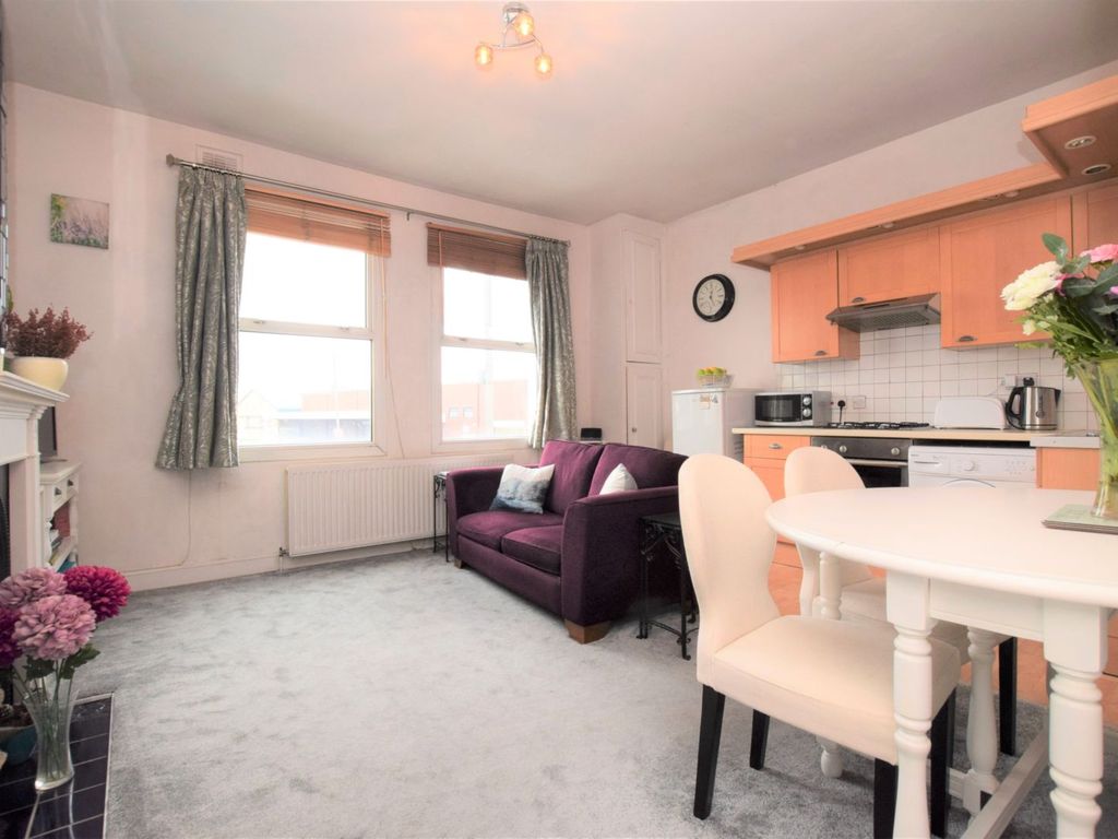 1 bed flat for sale in Garratt Lane, Wandsworth SW17, £250,000
