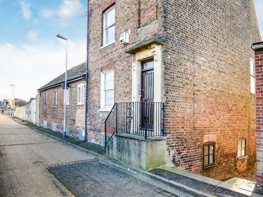 1 bed flat for sale in West Parade, Wisbech PE13, £50,000