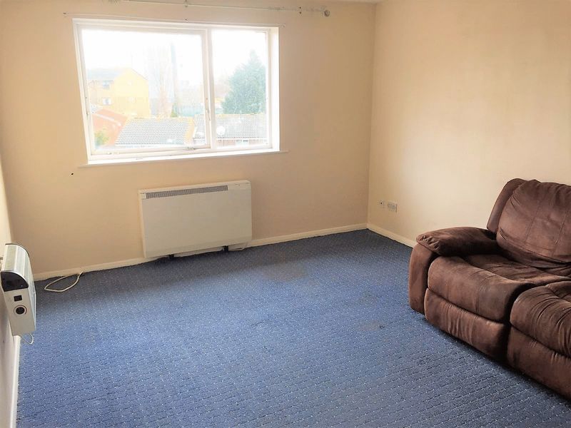 2 bed flat for sale in Gurney Close, Barking IG11, £279,950