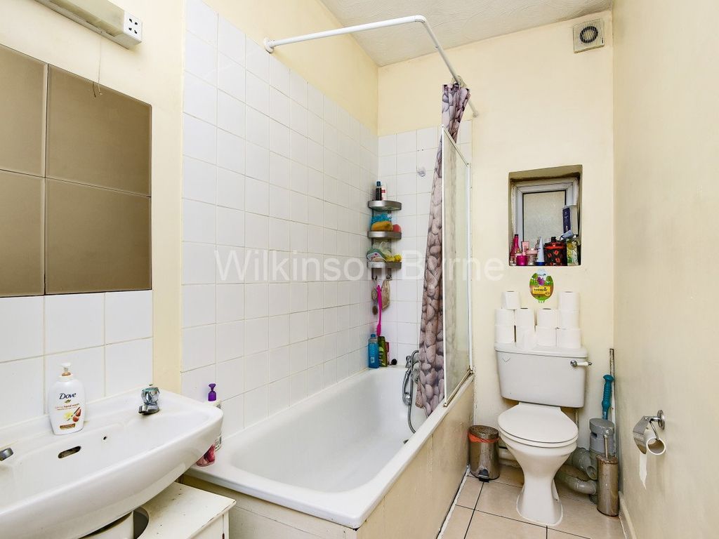 2 bed flat for sale in Bowes Road, London N13, £332,000