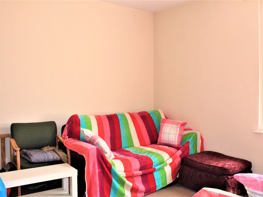 2 bed flat for sale in Ashburnham Road, Bedford MK40, £150,000