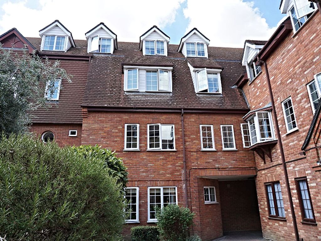 2 bed flat for sale in St. Francis Court, Shefford SG17, £160,000