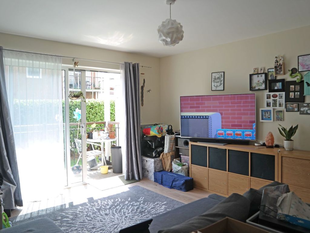 1 bed flat for sale in Canalside, Redhill RH1, £210,000