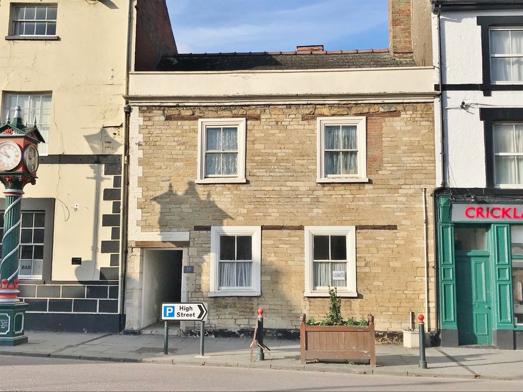 2 bed flat for sale in High Street, Cricklade, Swindon SN6, £120,000