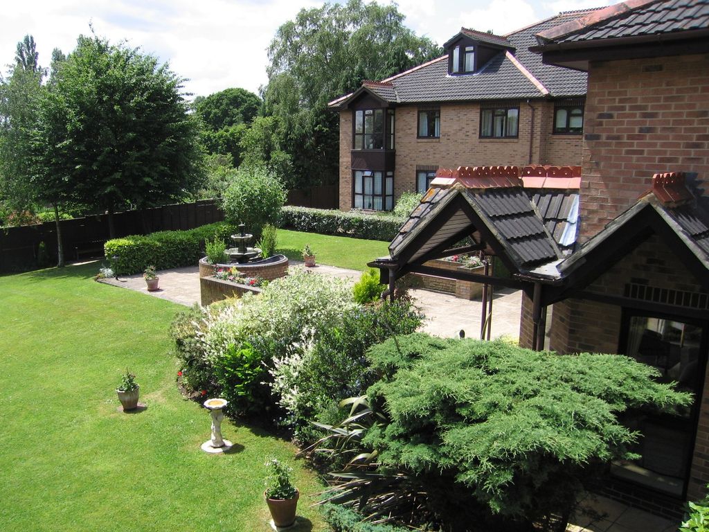 2 bed flat for sale in St Christophers Gardens, Ascot SL5, £200,000