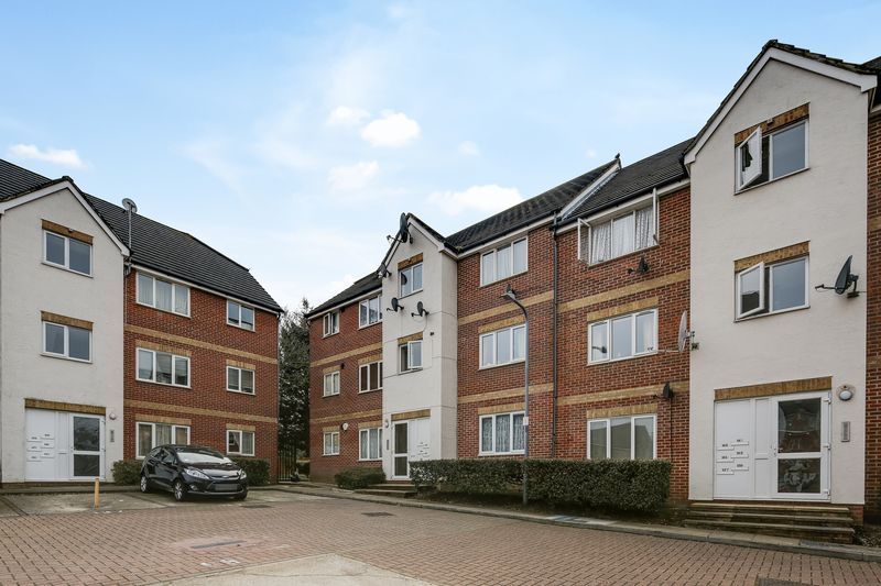 1 bed flat for sale in Fenman Gardens, Ilford IG3, £220,000