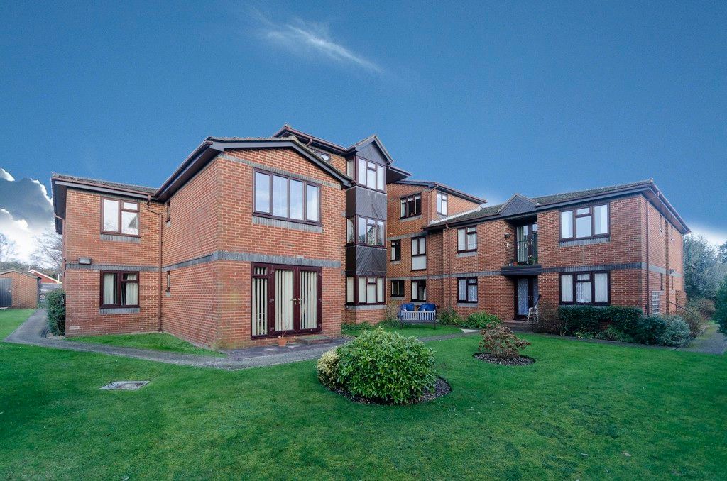 1 bed flat for sale in Thornhill Park Road, Southampton SO18, £55,000