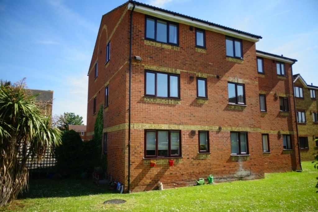 1 bed flat for sale in Redford Close, Bedfont Gate, Feltham TW13, £200,000