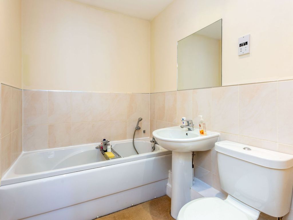 2 bed flat for sale in Coxhill Way, Aylesbury HP21, £217,997