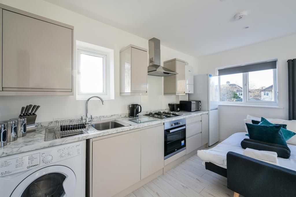 2 bed flat for sale in Lovell Road, Cambridge CB4, £265,000