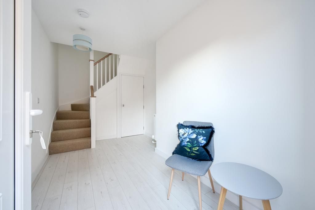 2 bed flat for sale in Lovell Road, Cambridge CB4, £265,000
