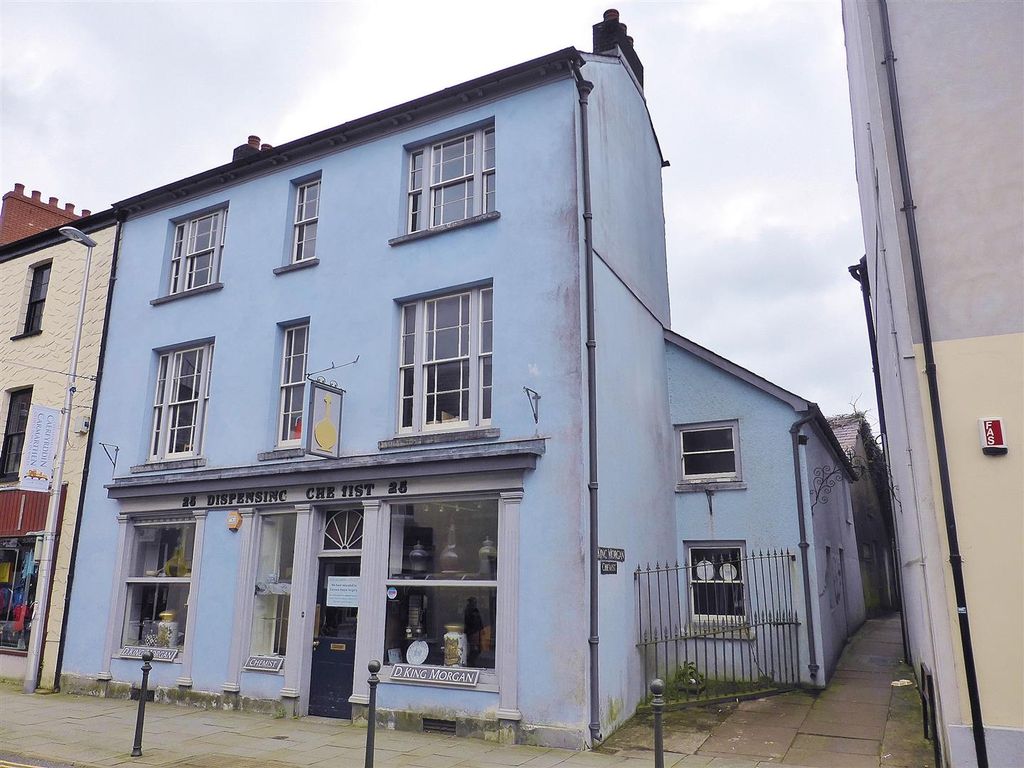 4 bed property for sale in King Street, Carmarthen SA31, £235,000