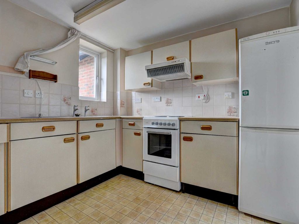 1 bed flat for sale in Wethered Road, Marlow SL7, £165,000