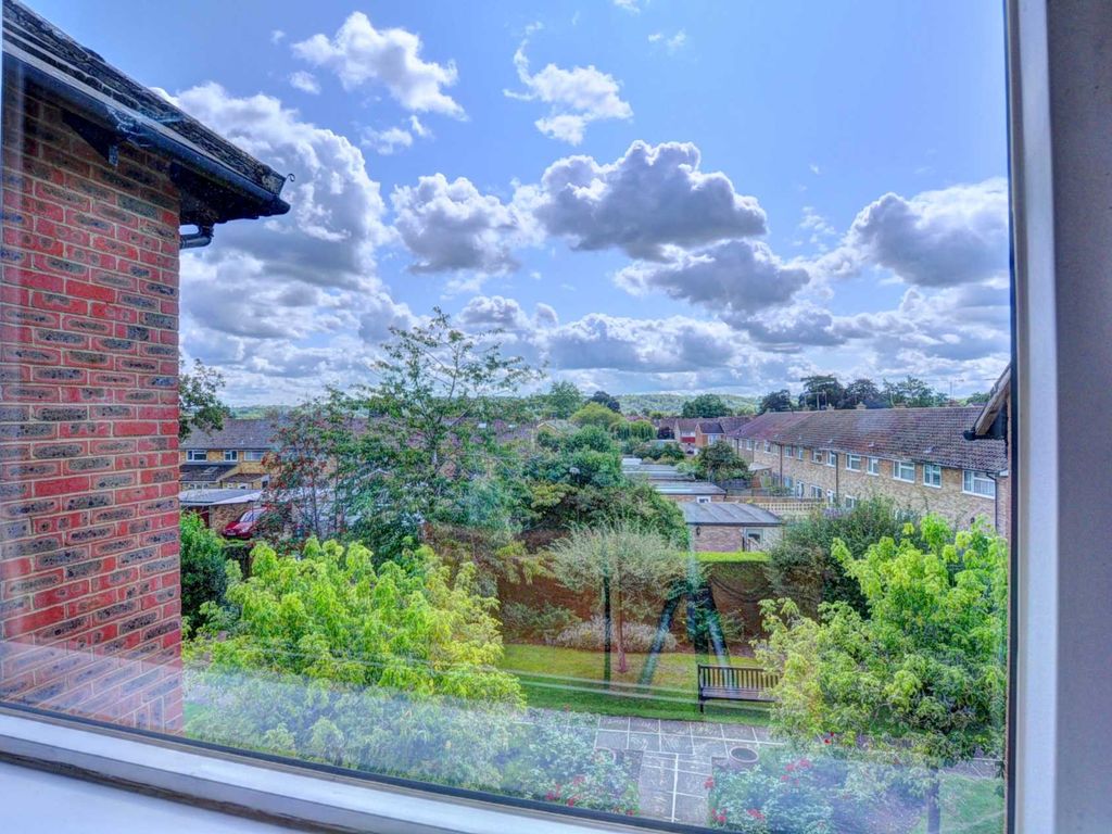 1 bed flat for sale in Wethered Road, Marlow SL7, £165,000