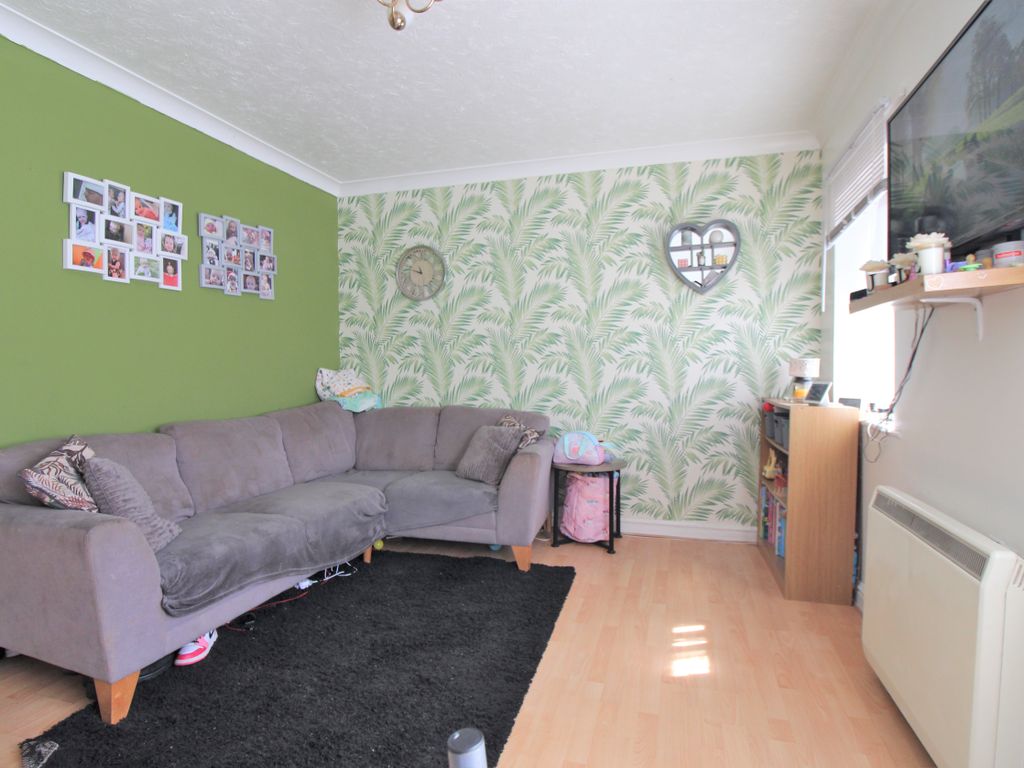 2 bed flat for sale in Ashling Lane, Portsmouth PO2, £145,000