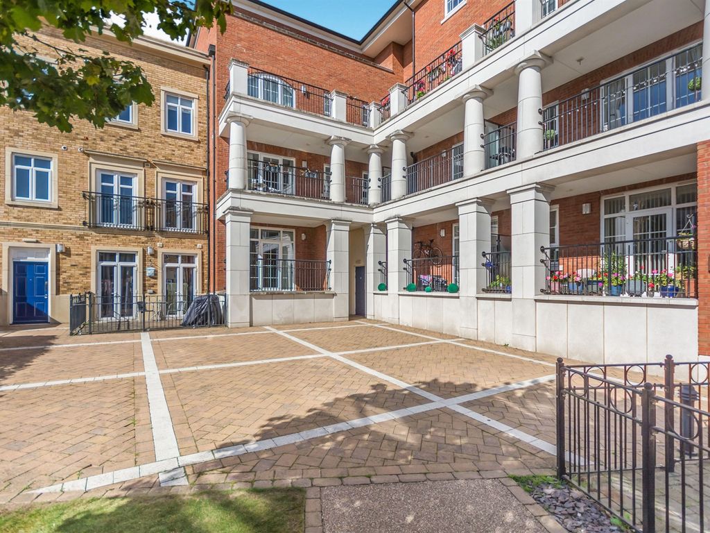 2 bed flat for sale in Main Street, Shirley, Solihull B90, £165,000