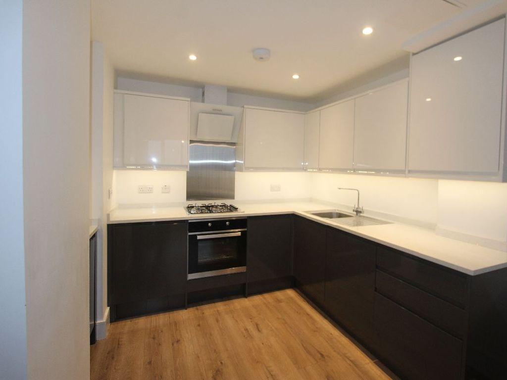 1 bed flat for sale in High Street, Waltham Cross EN8, £165,000