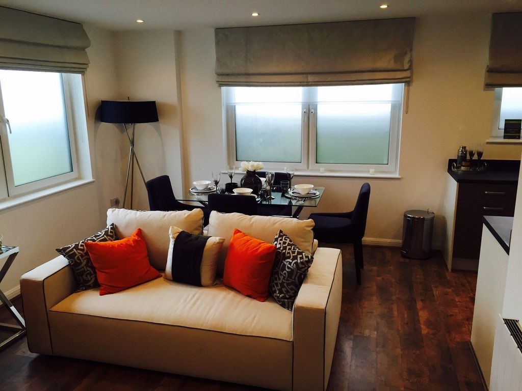 1 bed flat for sale in Stoke Road, Slough SL2, £249,950