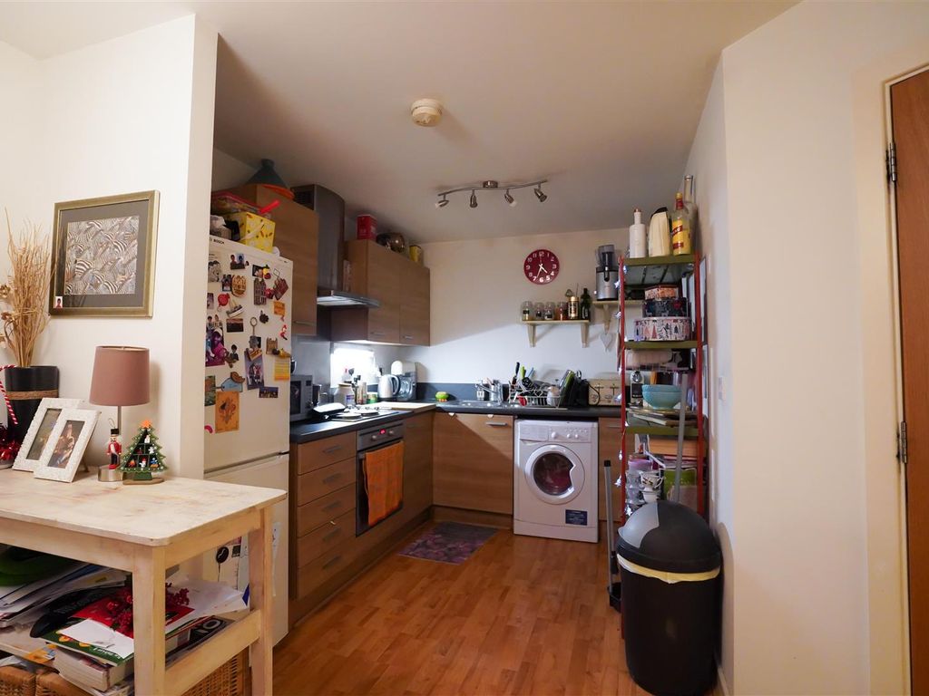 1 bed flat for sale in Topaz Court, High Road Leytonstone E11, £320,000