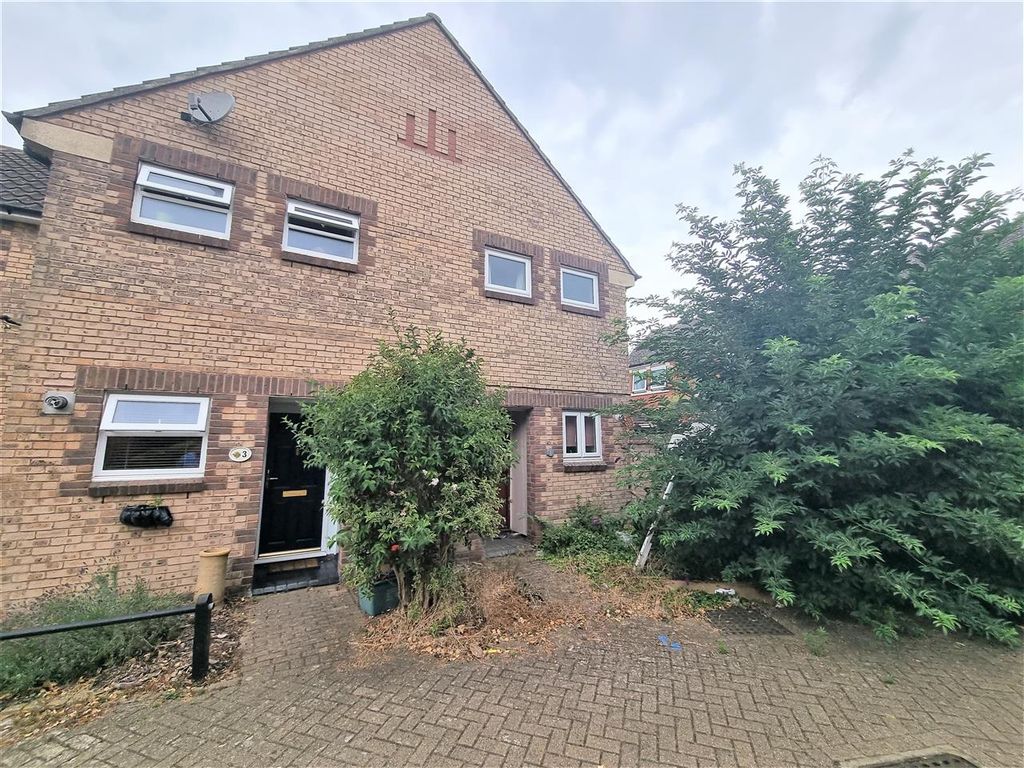 1 bed end terrace house for sale in Eldrick Court, Feltham TW14, £255,000