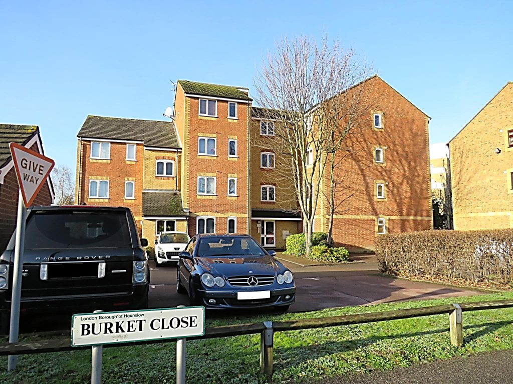 1 bed flat for sale in Burket Close, Southall UB2, £220,000