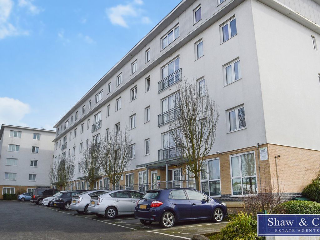 1 bed flat for sale in Canalside Gardens, Southall UB2, £200,000