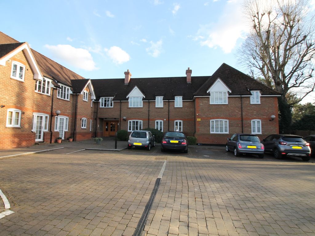 1 bed flat for sale in 220A Main Road, Gidea Park, Essex, 5Hr RM2, £280,000