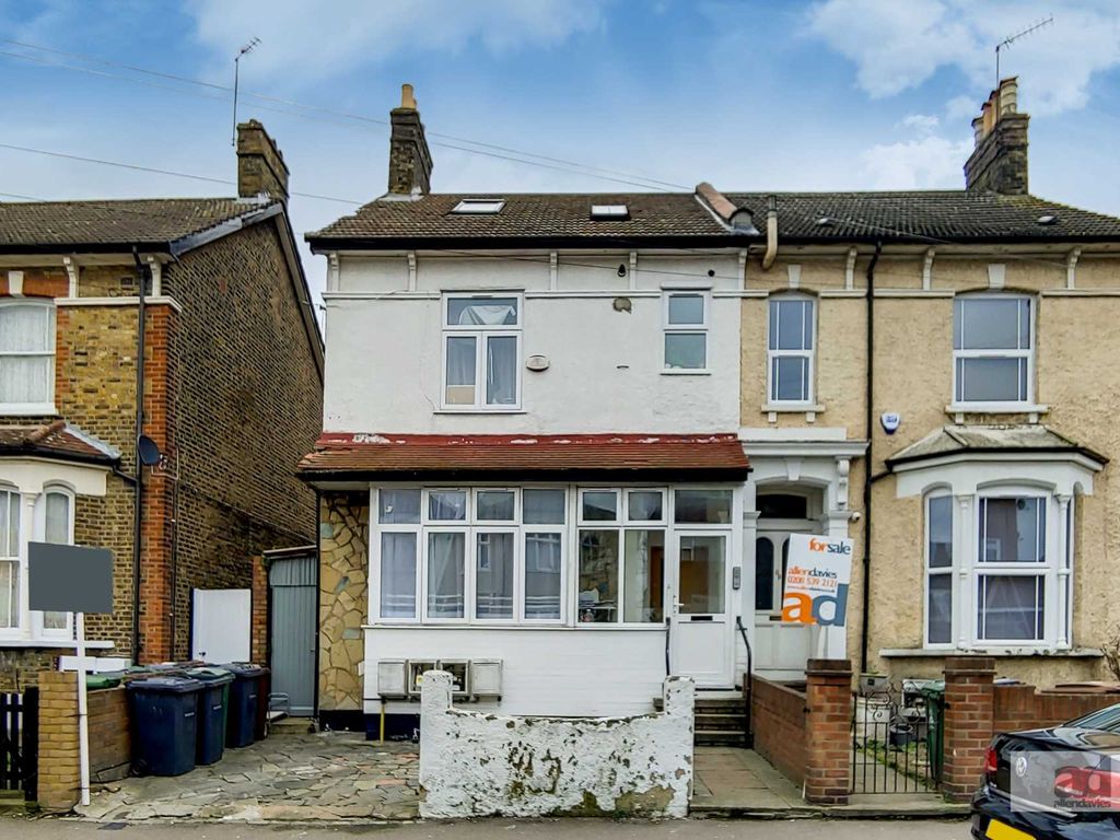 1 bed flat for sale in Grange Park Road, Leyton E10, £300,000