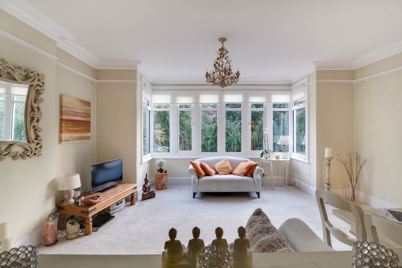 1 bed flat for sale in Heathfield Avenue, Sunninghill, Ascot SL5, £325,000