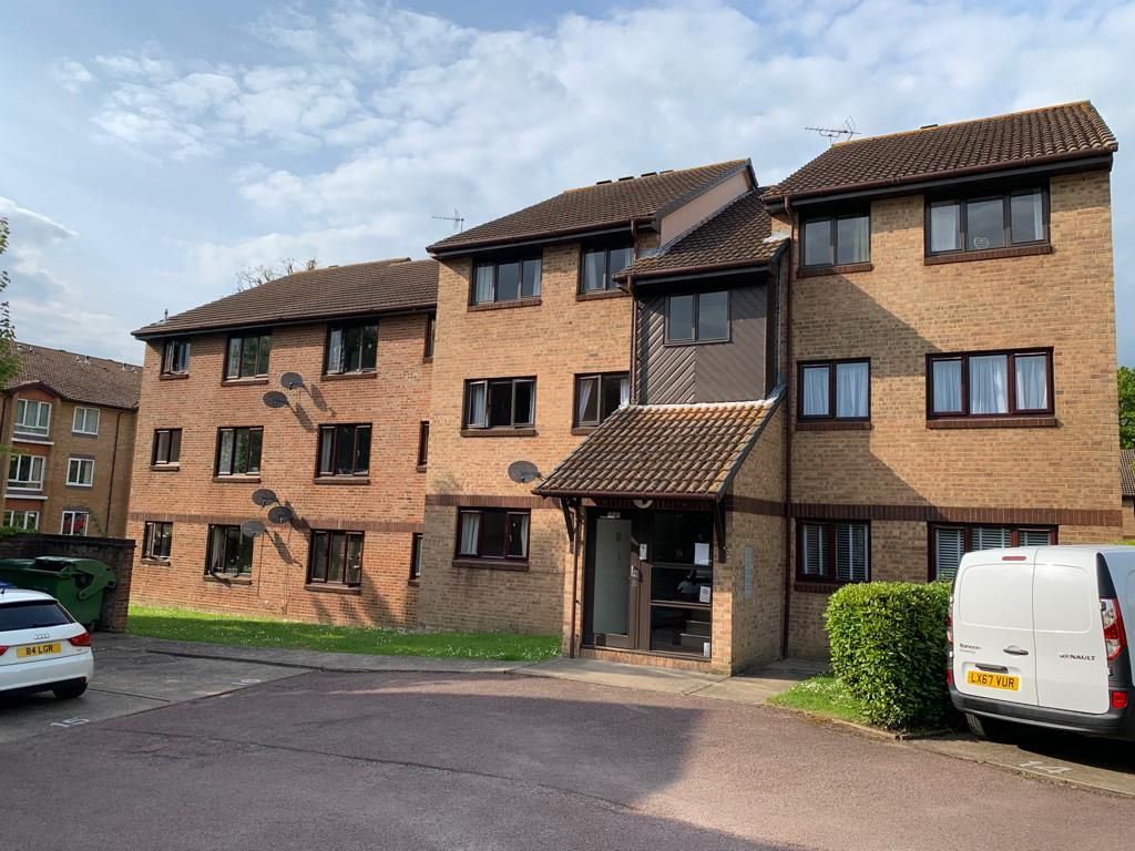 2 bed flat for sale in Wallis Way, Horsham RH13, £210,000