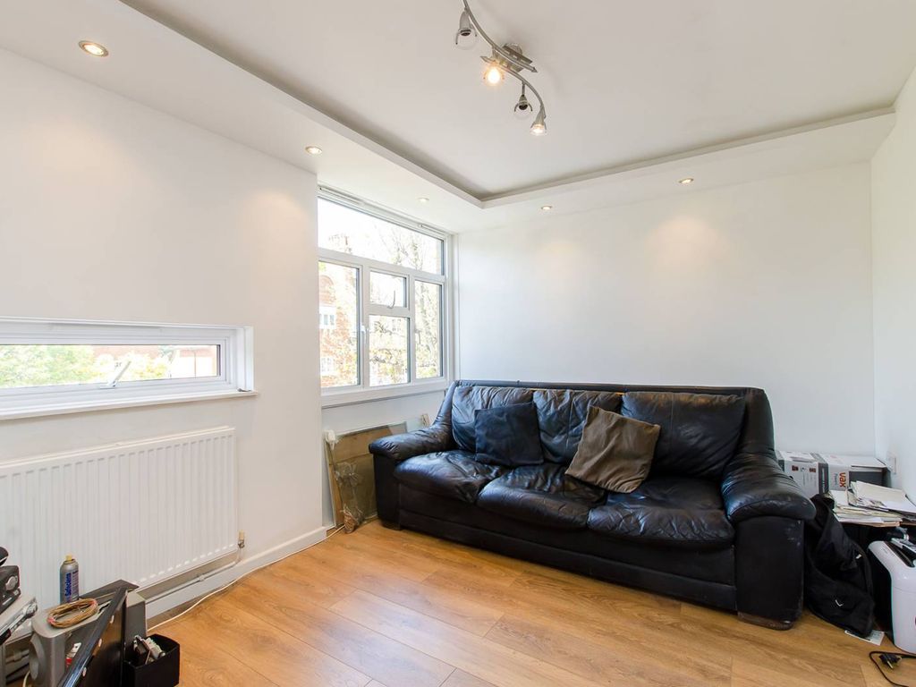 1 bed flat for sale in The Orchard, Bedford Park, London W4, £295,000