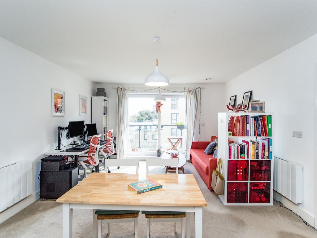 1 bed flat for sale in The Embankment, Nash Mills Wharf, Hemel Hempstead HP3, £220,000