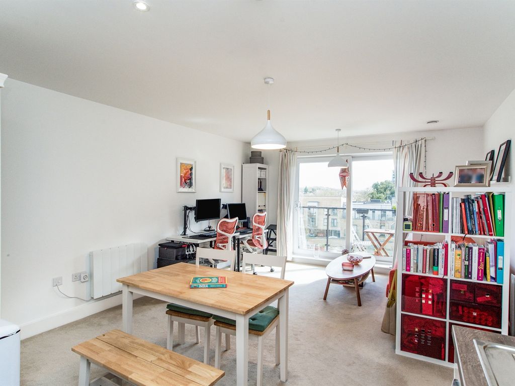 1 bed flat for sale in The Embankment, Nash Mills Wharf, Hemel Hempstead HP3, £220,000