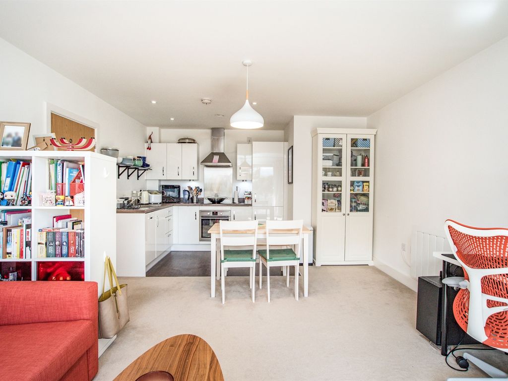 1 bed flat for sale in The Embankment, Nash Mills Wharf, Hemel Hempstead HP3, £220,000