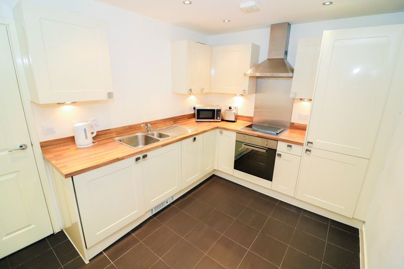 2 bed flat for sale in Thornton Road, Bradford BD1, £69,995