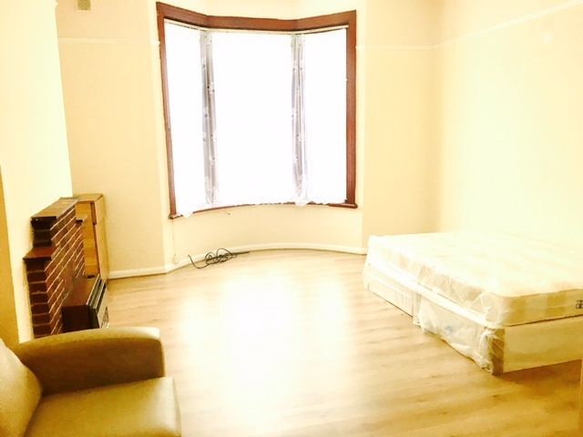 1 bed flat for sale in Brigstock Road, Thornton Heath CR7, £150,000