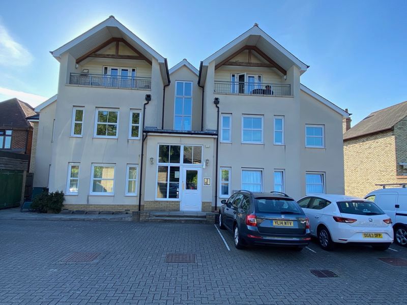 2 bed flat for sale in Melbourn Road, Royston SG8, £208,000