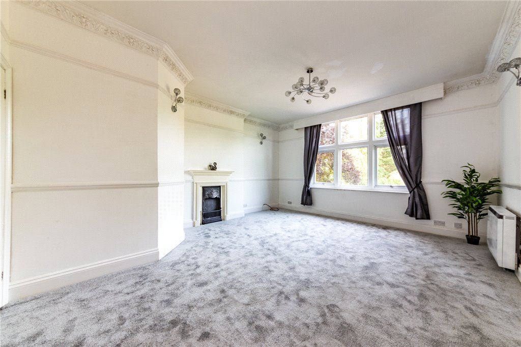 2 bed flat for sale in St. Johns Street, Crowthorne, Berkshire RG45, £250,000