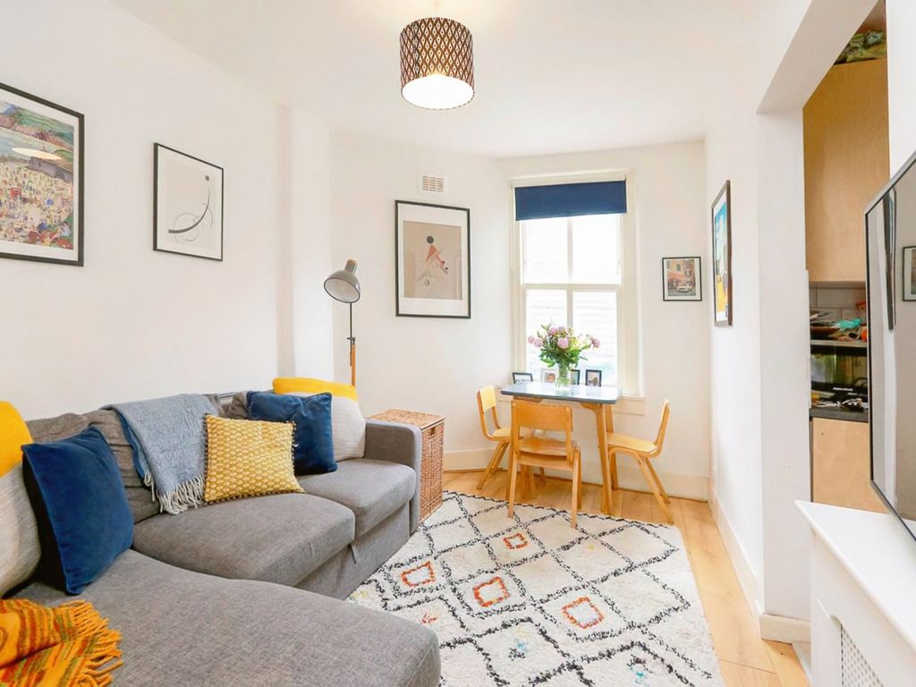 1 bed flat for sale in Old Kent Road, Southwark SE1, £300,000