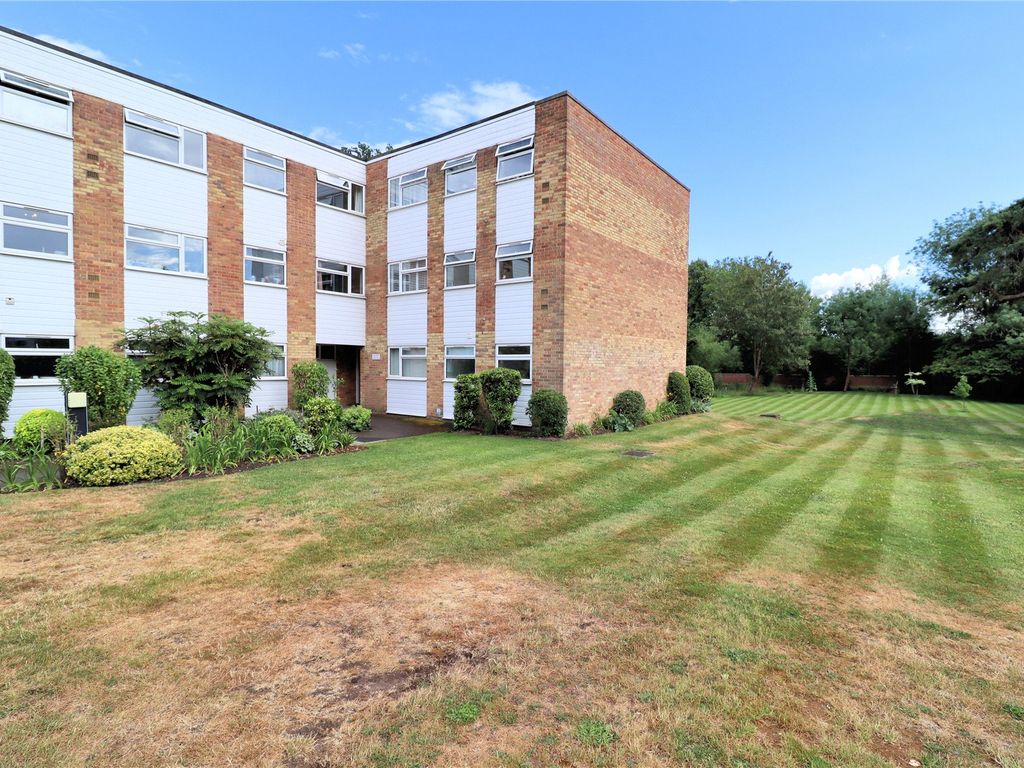 2 bed flat for sale in Woking, Surrey GU22, £250,000