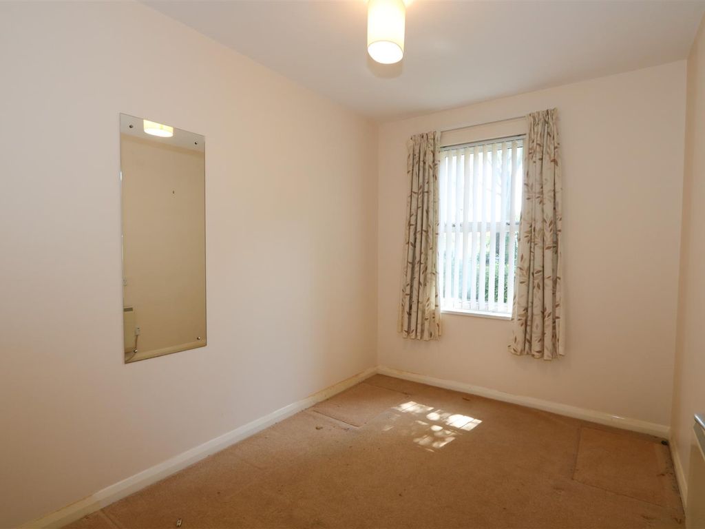 2 bed flat for sale in Brassmill Lane, Bath BA1, £145,000