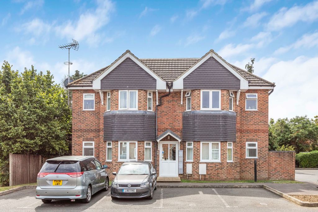 1 bed flat for sale in Ashcombe Close, Ashford TW15, £235,000