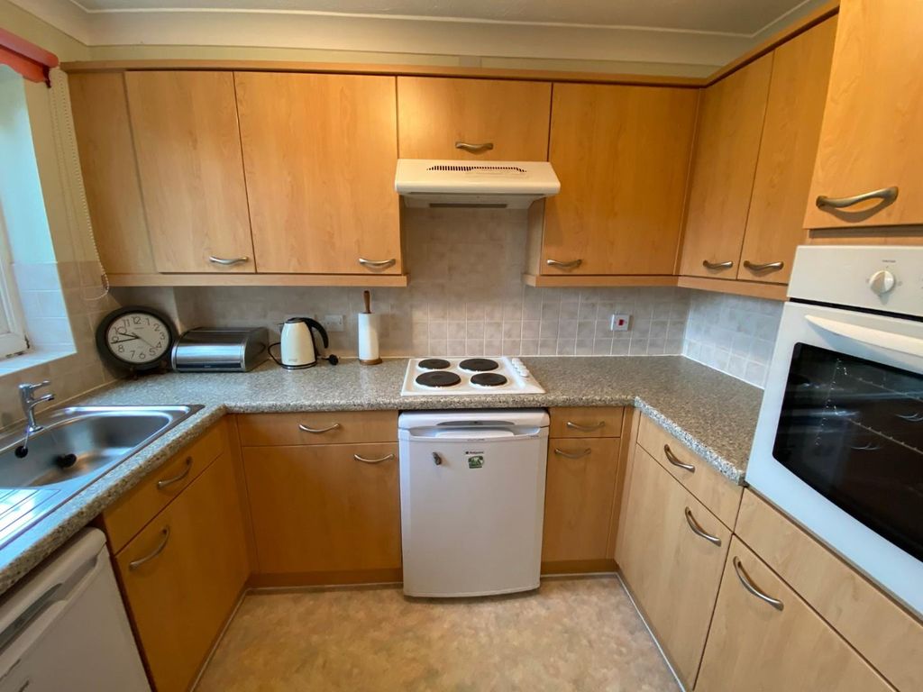 1 bed flat for sale in Chatsworth Court, Park Road, Ashbourne DE6, £94,950